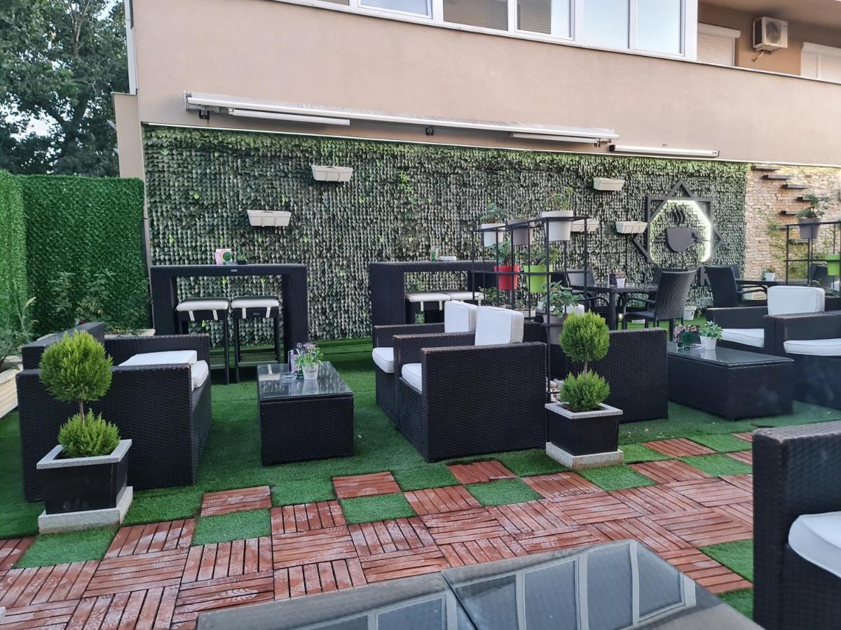 Hotel Tri "O" Topola Exterior photo